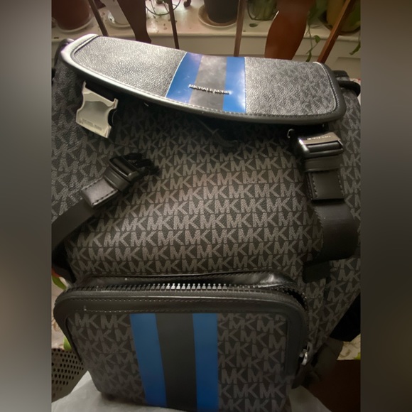 Selling a Micheal Kors bag it’s in very good condition still alot of space in it - Picture 2 of 2